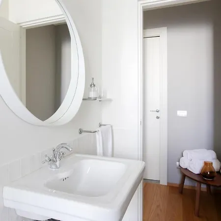 Plum Guide - Colour Reversal Apartment
