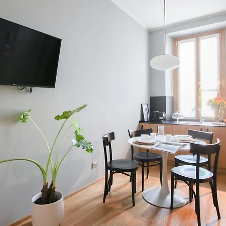 Plum Guide - Colour Reversal Apartment