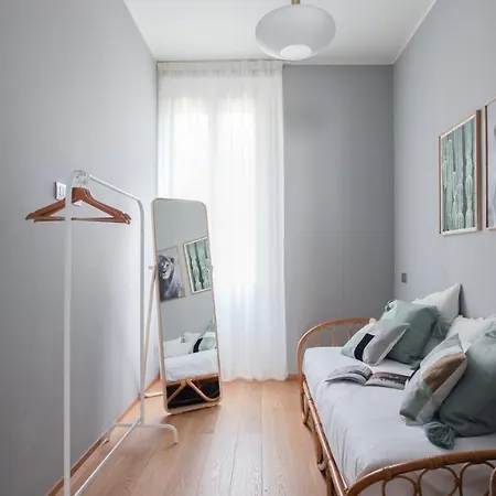 Apartment Plum Guide - Colour Reversal Milan